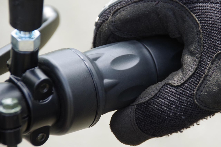 電動ミニカー|フューチャー フューチャーモビリティ F1|スロットル|折りたためる電動3輪ミニカー「フューチャーモビリティF1」試乗インプレッション