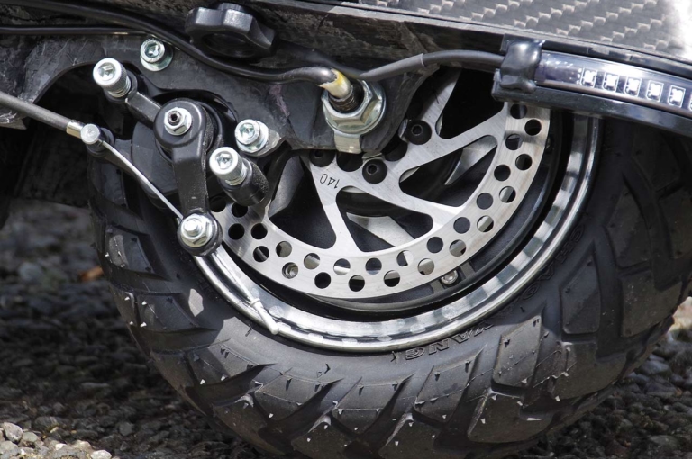 電動ミニカー|フューチャー フューチャーモビリティ F1|ブレーキ|折りたためる電動3輪ミニカー「フューチャーモビリティF1」試乗インプレッション