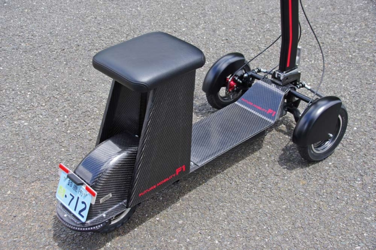 電動ミニカー|フューチャー フューチャーモビリティ F1|シート|折りたためる電動3輪ミニカー「フューチャーモビリティF1」試乗インプレッション