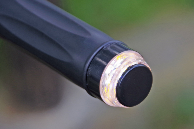 電動ミニカー|フューチャー フューチャーモビリティ F1|グリップエンドウインカー|折りたためる電動3輪ミニカー「フューチャーモビリティF1」試乗インプレッション