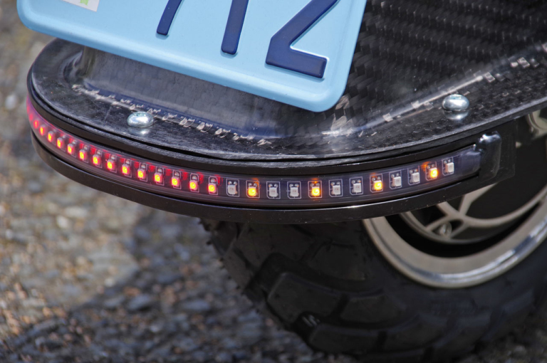 電動ミニカー|フューチャー フューチャーモビリティ F1|テールランプ|ウインカー|折りたためる電動3輪ミニカー「フューチャーモビリティF1」試乗インプレッション