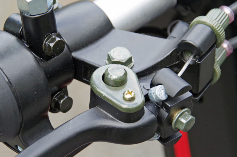 電動ミニカー|フューチャー フューチャーモビリティ F1|ブレーキ|折りたためる電動3輪ミニカー「フューチャーモビリティF1」試乗インプレッション