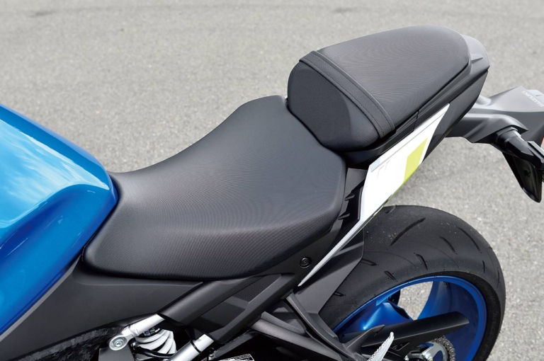 '21 スズキGSX-S1000|シート|’21新型スズキGSX-S1000徹底解剖・新旧ディテール比較【フォルム完全刷新。磨き抜かれたスタイリング】