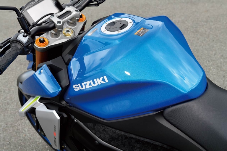 '21 スズキGSX-S1000|タンク|’21新型スズキGSX-S1000徹底解剖・新旧ディテール比較【フォルム完全刷新。磨き抜かれたスタイリング】