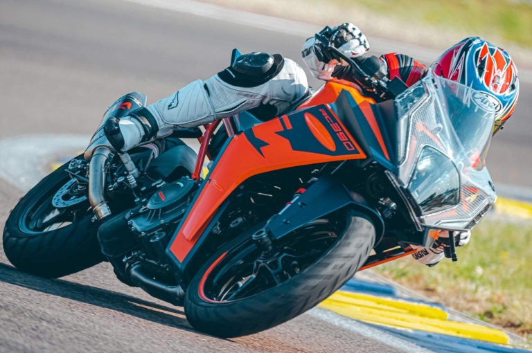 KTM RC390|普通二輪免許で楽しめる外国車ピックアップ【扱いやすいサイズでも備えた個性は満点!】