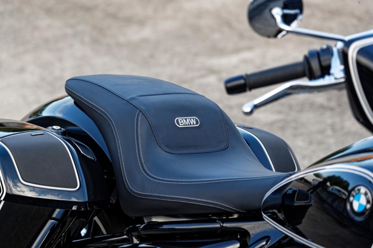 BMW R18Bファーストエディション|ダブルシート|BMW R18Bファーストエディション ディテール写真解説【打倒ハーレーをもくろむバガーカスタムスタイル】