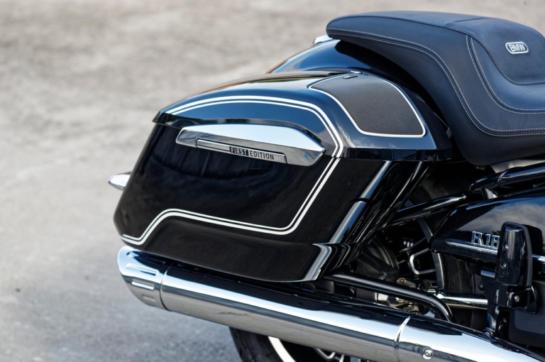 BMW R18Bファーストエディション|サドルケース|BMW R18Bファーストエディション ディテール写真解説【打倒ハーレーをもくろむバガーカスタムスタイル】