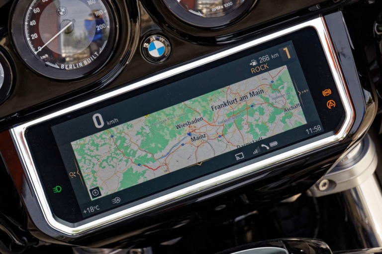 BMW R18Bファーストエディション|10.25インチTFTカラー液晶パネル|BMW R18Bファーストエディション ディテール写真解説【打倒ハーレーをもくろむバガーカスタムスタイル】