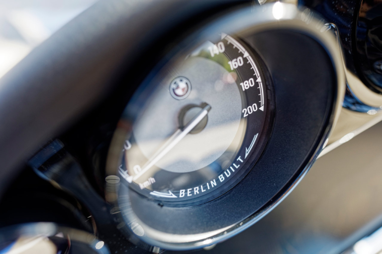 BMW R18Bファーストエディション|スピードメーター|BMW R18Bファーストエディション ディテール写真解説【打倒ハーレーをもくろむバガーカスタムスタイル】