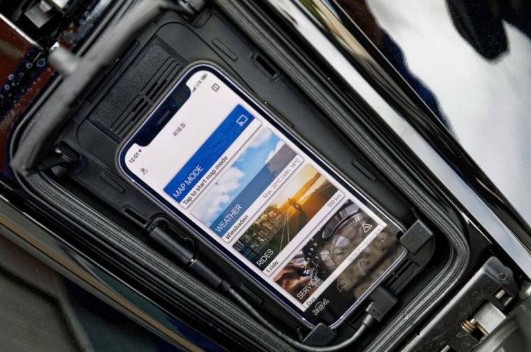 BMW R18Bファーストエディション|スマートフォンリンク|BMW R18Bファーストエディション ディテール写真解説【打倒ハーレーをもくろむバガーカスタムスタイル】