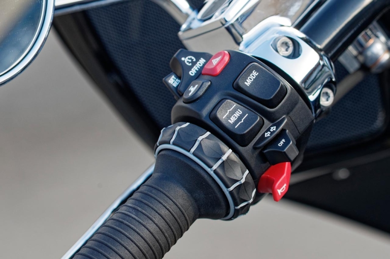 BMW R18Bファーストエディション|グリップコントローラー|BMW R18Bファーストエディション ディテール写真解説【打倒ハーレーをもくろむバガーカスタムスタイル】