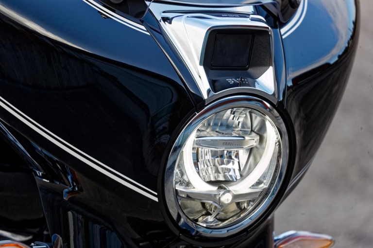 BMW R18Bファーストエディション|LEDヘッドライト|BMW R18Bファーストエディション ディテール写真解説【打倒ハーレーをもくろむバガーカスタムスタイル】