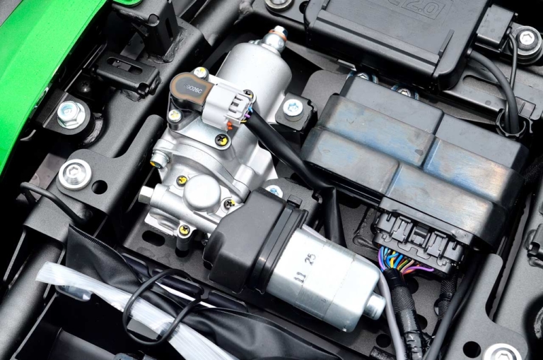 カワサキ ヴェルシス1000SE|セミアクティブサスペンション|カワサキ ヴェルシス1000SE試乗インプレッション【電サスの進化で旅性能が底上げ】