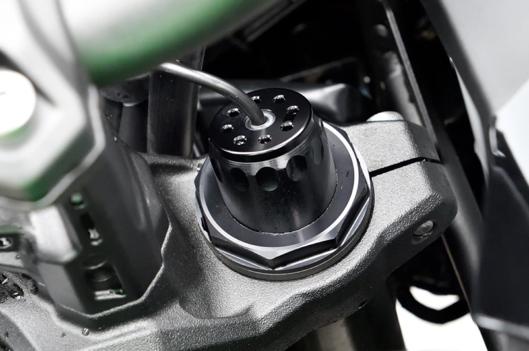 カワサキ ヴェルシス1000SE|サスペンション|カワサキ ヴェルシス1000SE試乗インプレッション【電サスの進化で旅性能が底上げ】