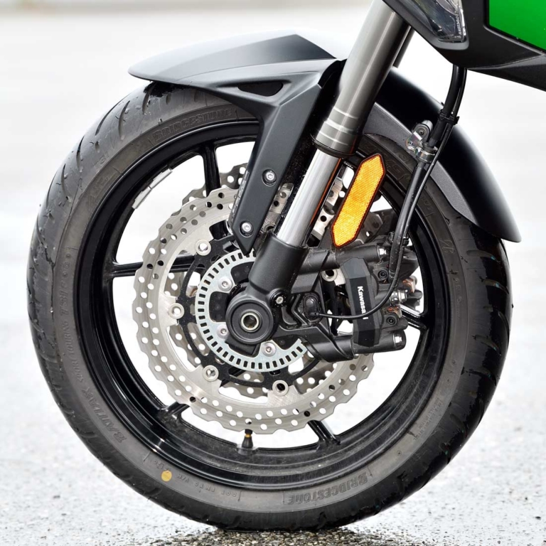 カワサキ ヴェルシス1000SE|フロントブレーキ|カワサキ ヴェルシス1000SE試乗インプレッション【電サスの進化で旅性能が底上げ】