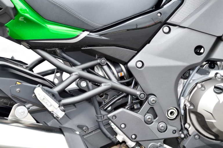 カワサキ ヴェルシス1000SE|リヤサスペンション|カワサキ ヴェルシス1000SE試乗インプレッション【電サスの進化で旅性能が底上げ】