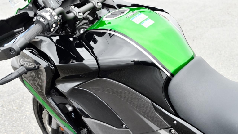 カワサキ ヴェルシス1000SE|燃料タンク|カワサキ ヴェルシス1000SE試乗インプレッション【電サスの進化で旅性能が底上げ】