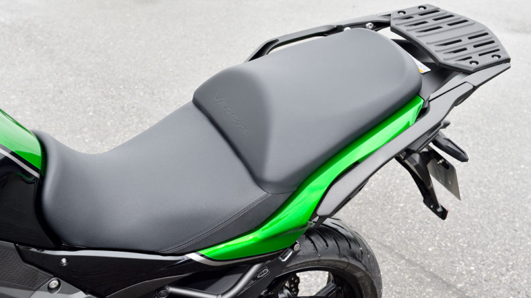 カワサキ ヴェルシス1000SE|シート|カワサキ ヴェルシス1000SE試乗インプレッション【電サスの進化で旅性能が底上げ】