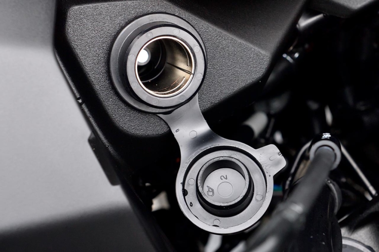 カワサキ ヴェルシス1000SE|DCソケット|カワサキ ヴェルシス1000SE試乗インプレッション【電サスの進化で旅性能が底上げ】