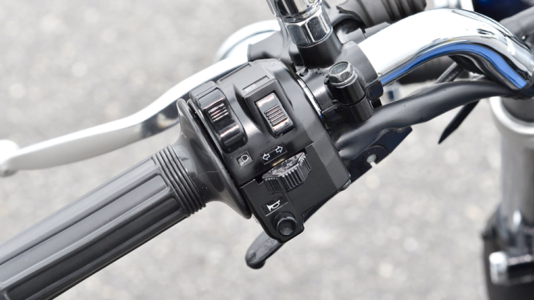 ヤマハ SR400ファイナルエディション|ハンドルまわり|ヤマハSR400ファイナルエディション試乗インプレ【真の生ける伝説。その走りは唯一無二】