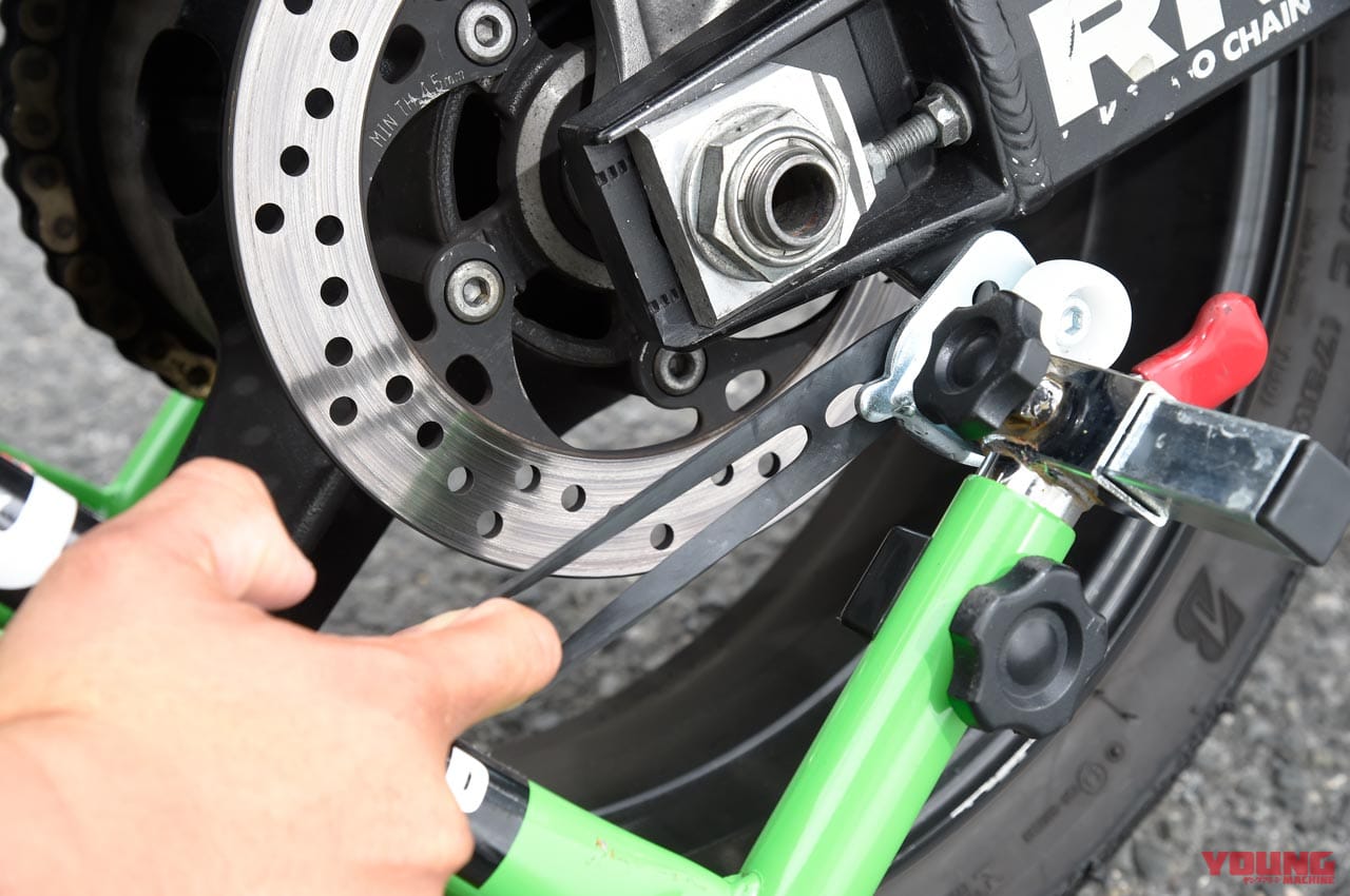 |バイクスタンドのスタンドアップをサポートする「お助けラバーバンド」〈Jトリップ〉