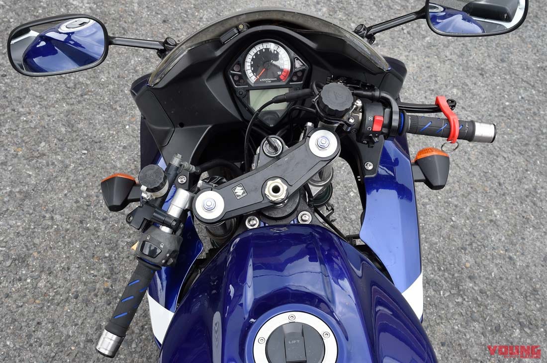 |バイクスタンドのスタンドアップをサポートする「お助けラバーバンド」〈Jトリップ〉