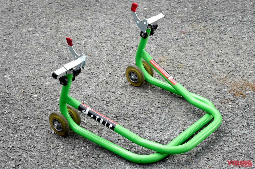 |バイクスタンドのスタンドアップをサポートする「お助けラバーバンド」〈Jトリップ〉