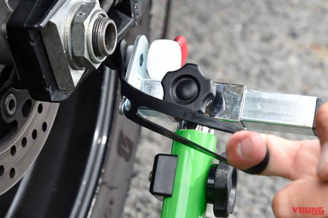 |バイクスタンドのスタンドアップをサポートする「お助けラバーバンド」〈Jトリップ〉