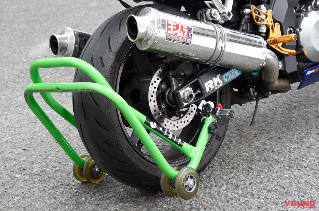 |バイクスタンドのスタンドアップをサポートする「お助けラバーバンド」〈Jトリップ〉