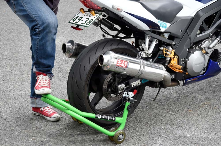 Jトリップ お助けラバーバンド|使い方|バイクスタンドのスタンドアップをサポートする「お助けラバーバンド」〈Jトリップ〉