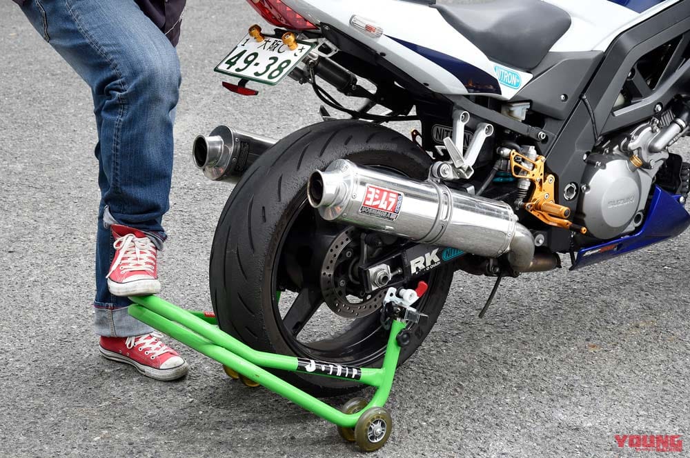 |バイクスタンドのスタンドアップをサポートする「お助けラバーバンド」〈Jトリップ〉