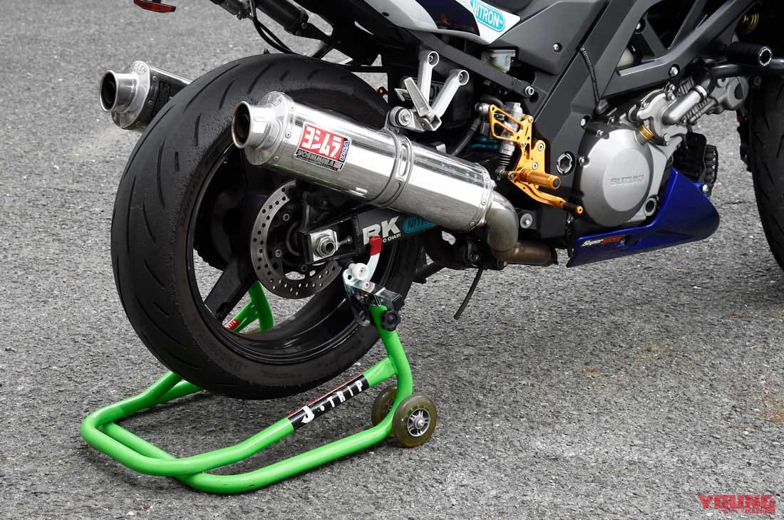 |バイクスタンドのスタンドアップをサポートする「お助けラバーバンド」〈Jトリップ〉