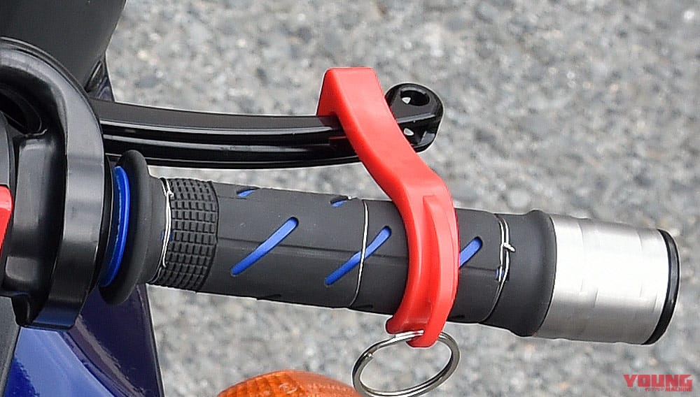 |バイクスタンドのスタンドアップをサポートする「お助けラバーバンド」〈Jトリップ〉