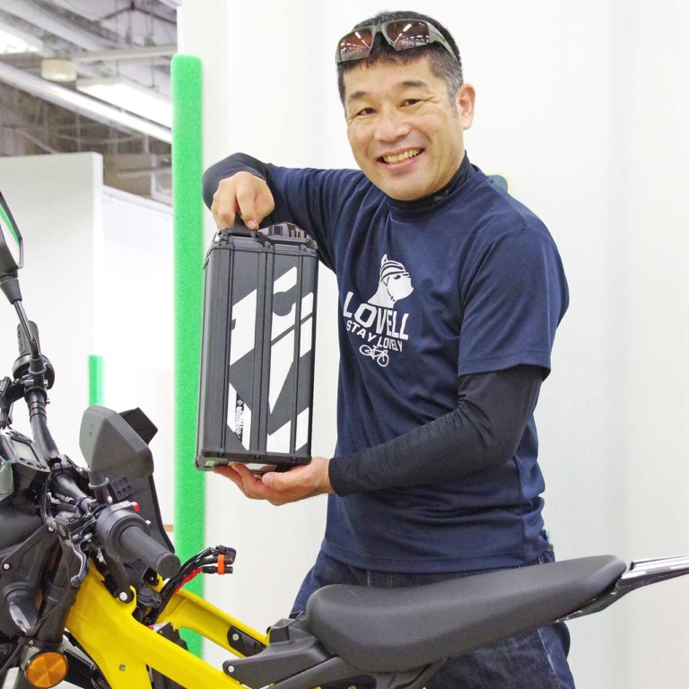 電動バイク|サーロン ライトビーL1e|バッテリー取り外し|トリッキーな電動オフロードバイク「ライトビーL1e」試乗インプレッション【こんな電動オフ車を待っていた!】