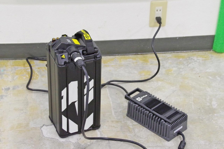 電動バイク|サーロン ライトビーL1e|専用充電器|トリッキーな電動オフロードバイク「ライトビーL1e」試乗インプレッション【こんな電動オフ車を待っていた!】