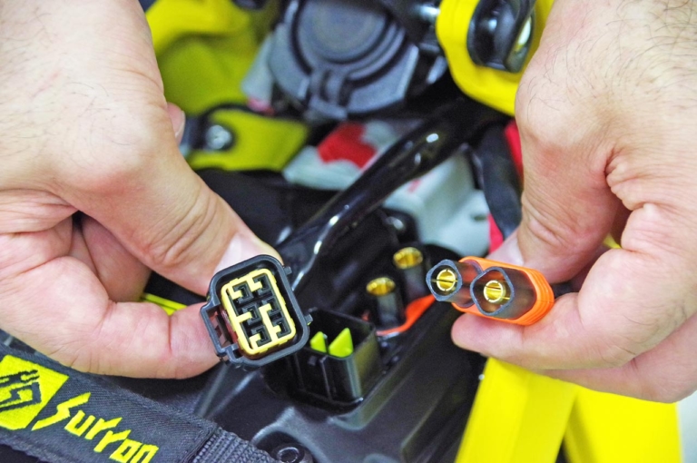 電動バイク|サーロン ライトビーL1e|バッテリー取り外し|トリッキーな電動オフロードバイク「ライトビーL1e」試乗インプレッション【こんな電動オフ車を待っていた!】