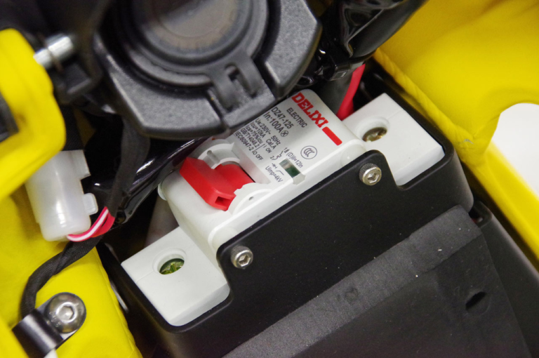 電動バイク|サーロン ライトビーL1e|バッテリー取り外し|トリッキーな電動オフロードバイク「ライトビーL1e」試乗インプレッション【こんな電動オフ車を待っていた!】