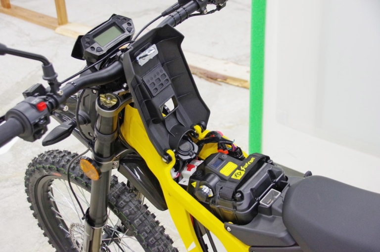 電動バイク|サーロン ライトビーL1e|バッテリーボックス|トリッキーな電動オフロードバイク「ライトビーL1e」試乗インプレッション【こんな電動オフ車を待っていた!】