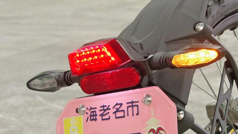 電動バイク|サーロン ライトビーL1e|灯火類|トリッキーな電動オフロードバイク「ライトビーL1e」試乗インプレッション【こんな電動オフ車を待っていた!】