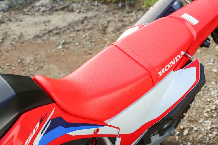 ホンダ CRF250L|シート|ホンダCRF250Lディテール写真解説【誰もが何にでも使える、オン/オフ両特性アップ】