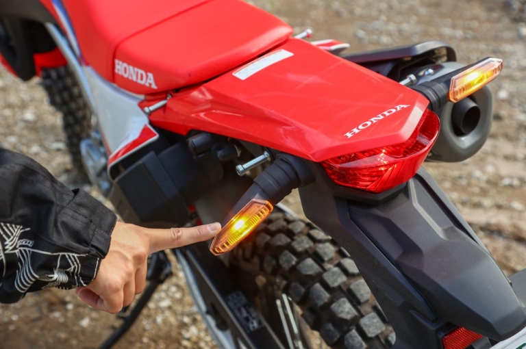 ホンダ CRF250L|ウインカー|ホンダCRF250Lディテール写真解説【誰もが何にでも使える、オン/オフ両特性アップ】