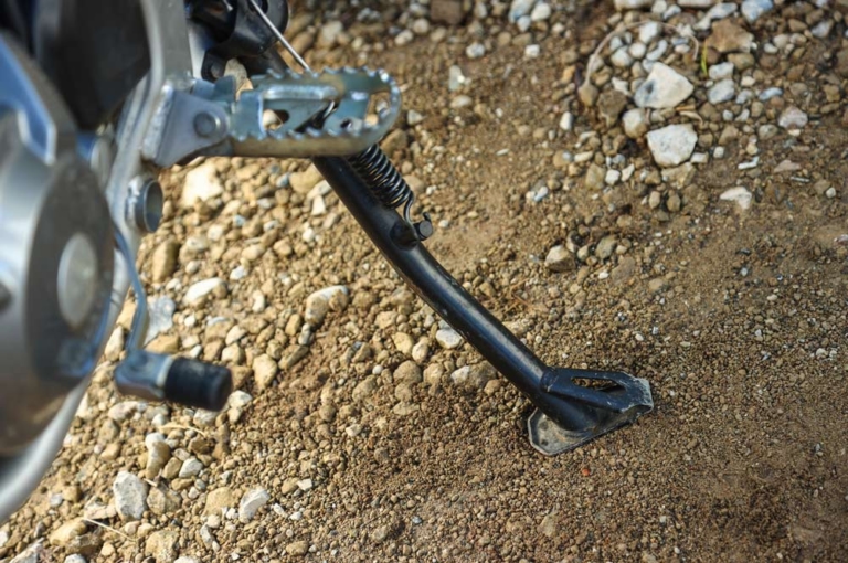 ホンダ CRF250L|サイドスタンド|ホンダCRF250Lディテール写真解説【誰もが何にでも使える、オン/オフ両特性アップ】