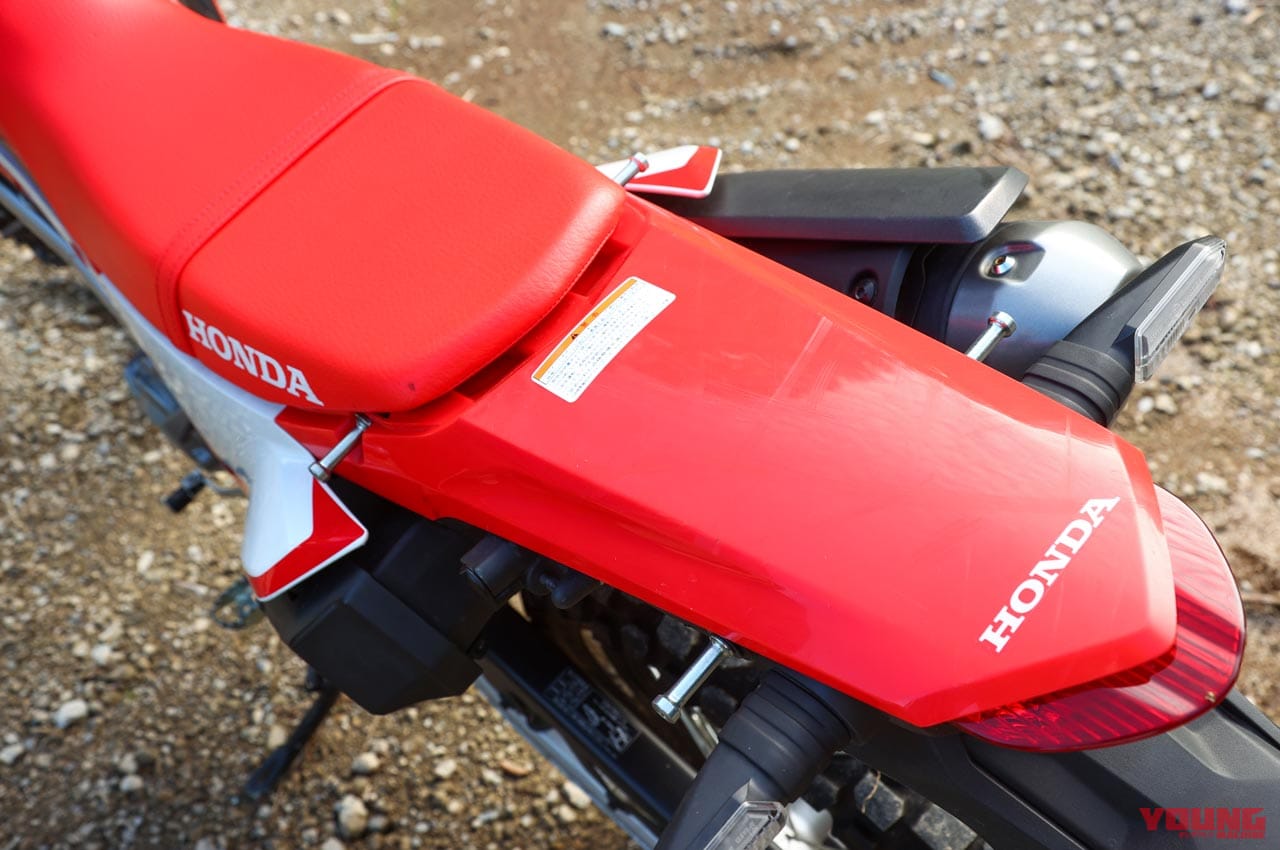 ホンダ CRF250L|荷掛けフック|ホンダCRF250Lディテール写真解説【誰もが何にでも使える、オン/オフ両特性アップ】