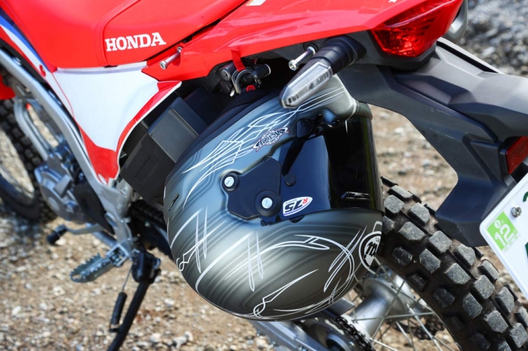 ホンダ CRF250L|ヘルメットホルダー|ホンダCRF250Lディテール写真解説【誰もが何にでも使える、オン/オフ両特性アップ】