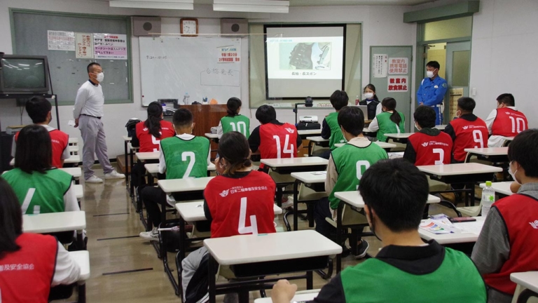 令和3年度高校生の自動二輪車等の交通安全講習|埼玉県教育委員会|新型コロナ禍でも続く貴重な学びの機会を、発信力のある開かれた講習会に〈埼玉県の高校生向け交通安全講習〉