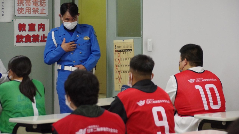 令和3年度高校生の自動二輪車等の交通安全講習|埼玉県教育委員会|新型コロナ禍でも続く貴重な学びの機会を、発信力のある開かれた講習会に〈埼玉県の高校生向け交通安全講習〉