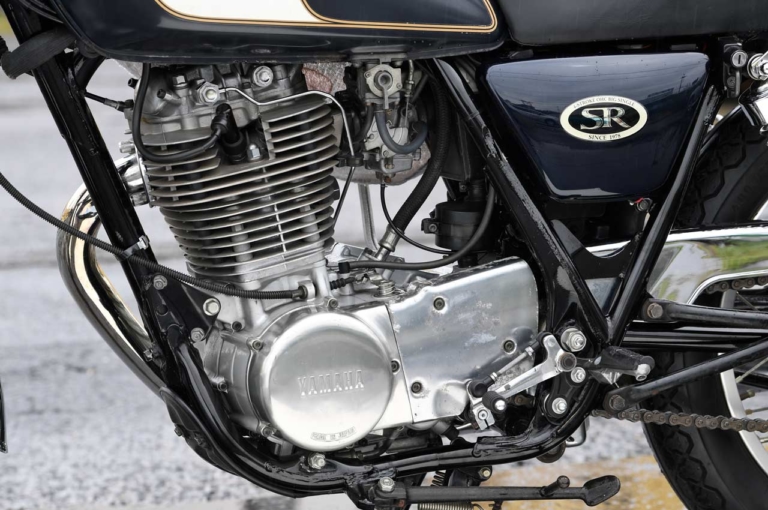 YAMAHA SR400/500|’80s国産名車「ヤマハ SR400/500」再見【43年の歴史を誇る伝統のビッグシングル】