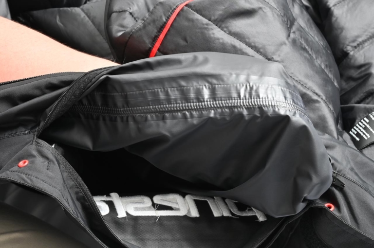 2021-2022秋冬ライディングウェアカタログ|アルパインスターズ|T-SP S イグニッションウォータープルーフジャケット|防水機能|’21-’22秋冬ライディングウェアカタログ〈アルパインスターズ〉レーシングスピリッツをアーバンライディングで