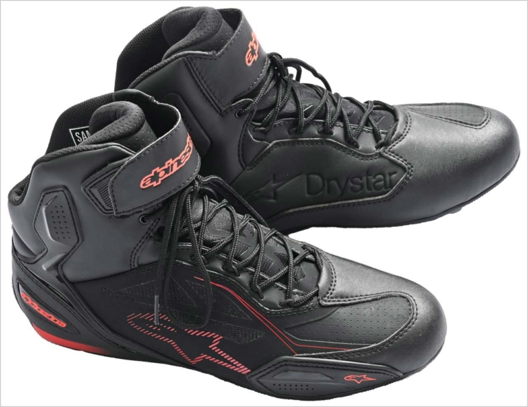 2021-2022秋冬ライディングウェアカタログ|アルパインスターズ|ファスター3ドライスターシューズ|’21-’22秋冬ライディングウェアカタログ〈アルパインスターズ〉レーシングスピリッツをアーバンライディングで