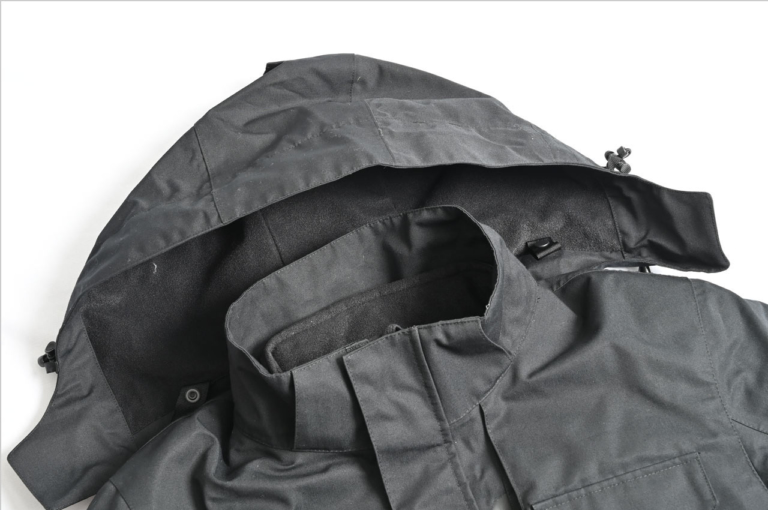 2021-2022秋冬ライディングウェアカタログ|カワサキ 防炎マウンテンパーカー|フード|’21-’22秋冬ライディングウェアカタログ〈カワサキ〉さりげなく”Kawasaki”をアピール